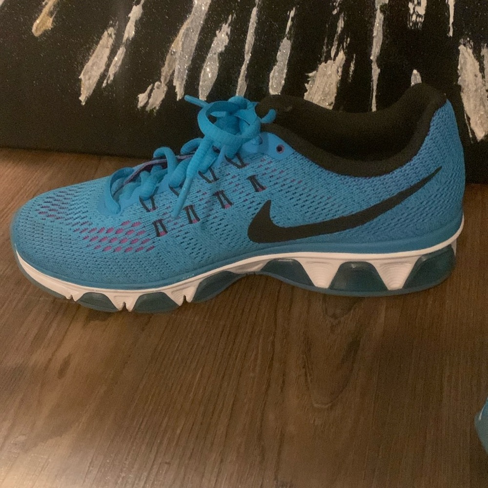 Nike size 7.5, the colors are black Nike swoosh, turquoise, dark pink, white